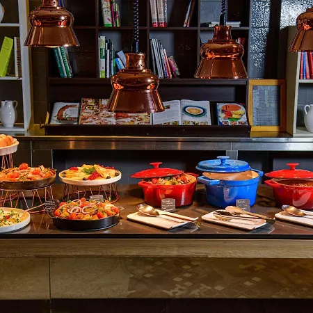 Sofitel Victoria Отель