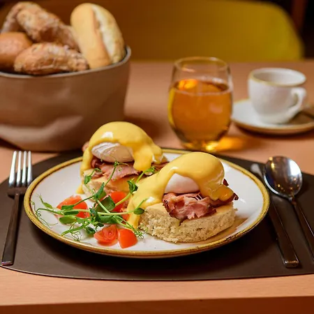 Sofitel Victoria Hotel